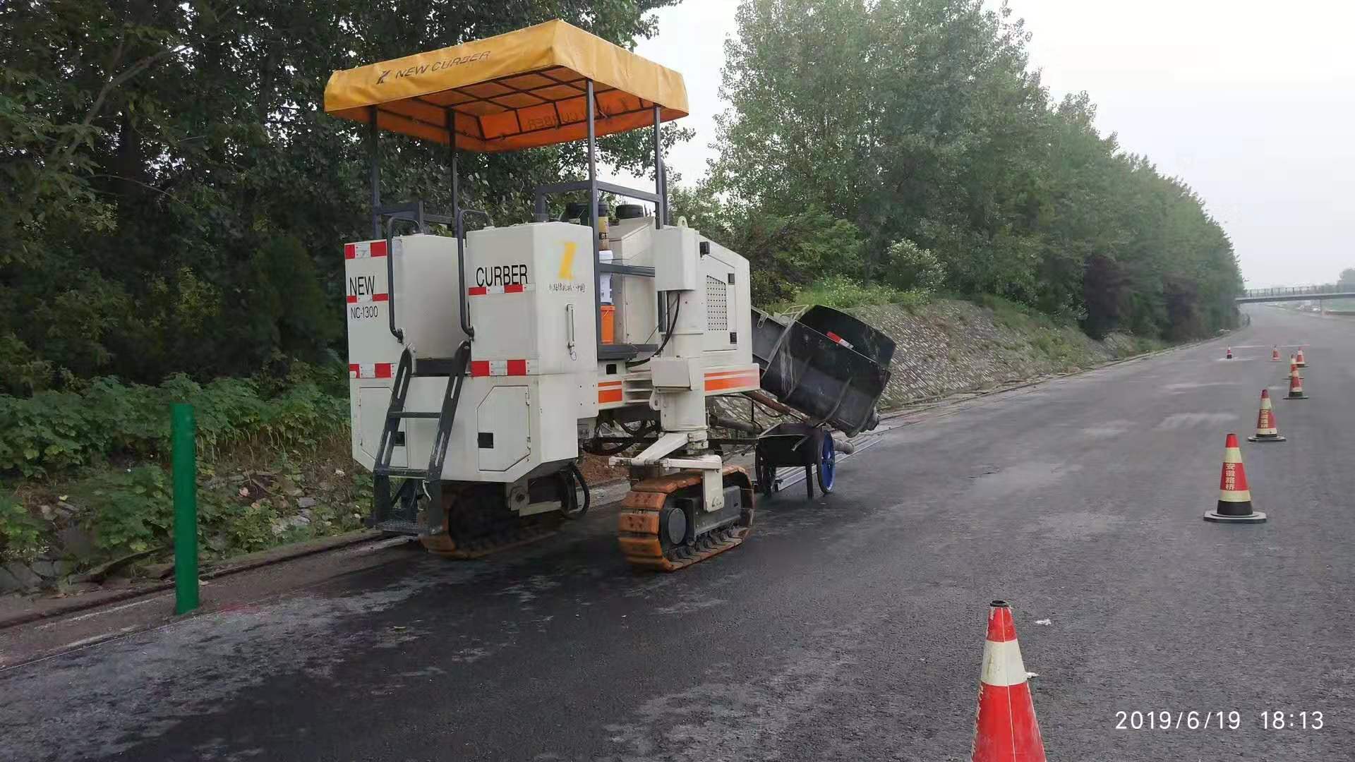 路面攤鋪開始前，務必要對混凝土路緣石滑模攤鋪機的性能進行全面檢查
