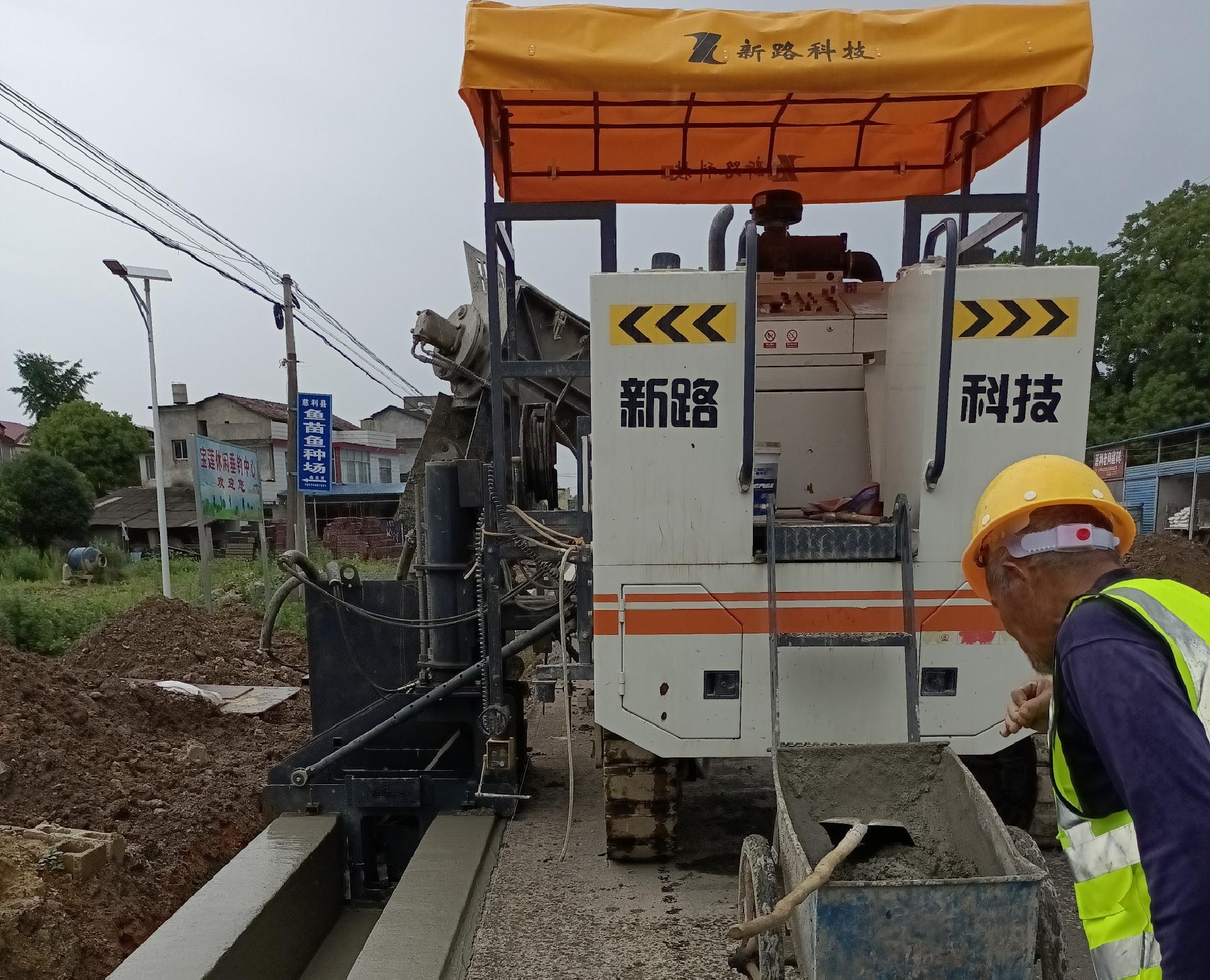 G353慈利至張家界城區(qū)公路排水溝滑模一次性成型，滑模施工效率高